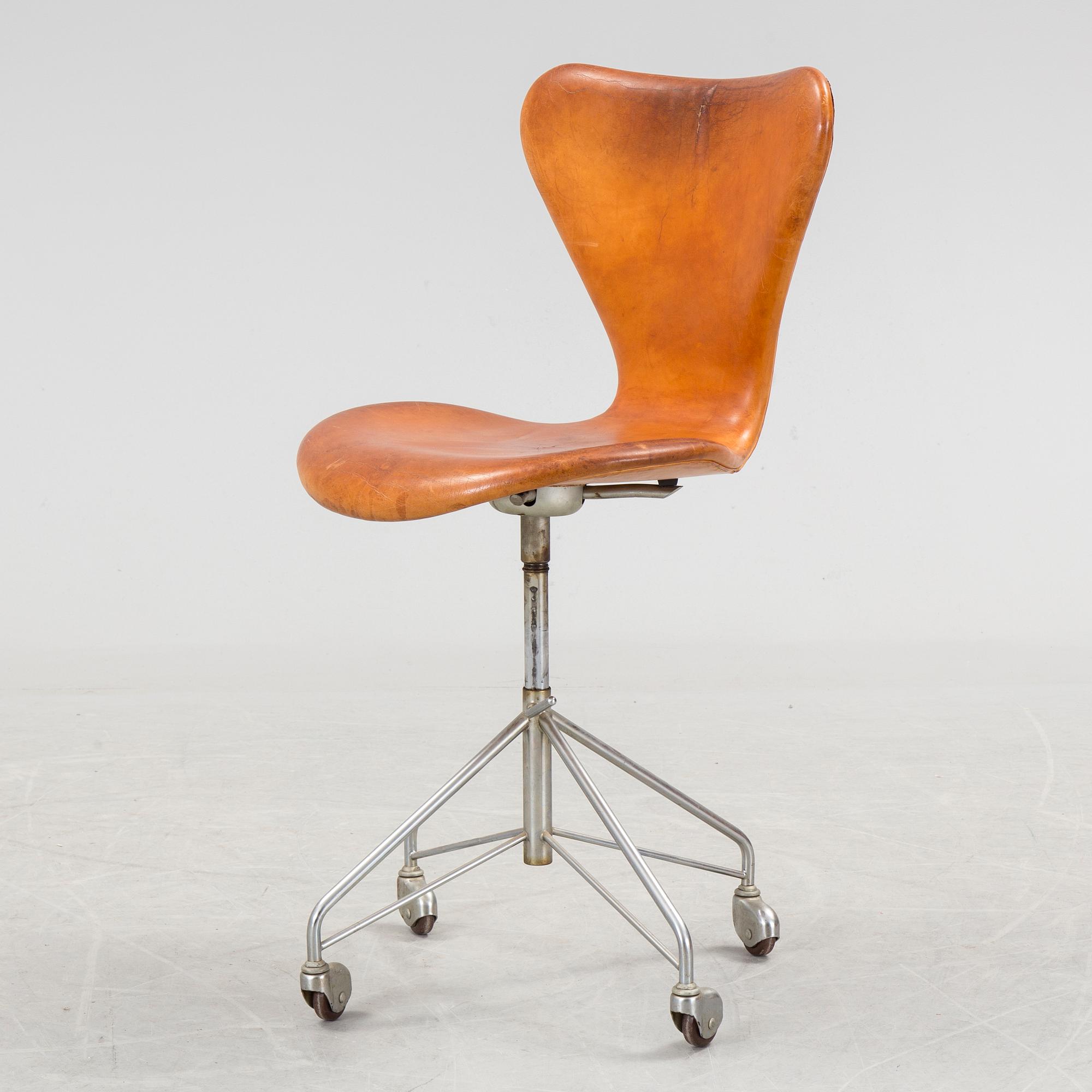 ARNE JACOBSEN, chair, "Sjuan", Fritz Hansen. Nr. 3117.