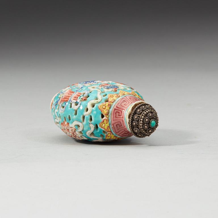 A famille rose snuff bottle, late Qing dynasty.