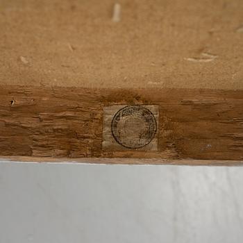 STOLAR, 2 st och TABURETT, en etikettmärkt med Stockholms stolmakareämbetes sigill. Empire, 1800-talets första hälft.