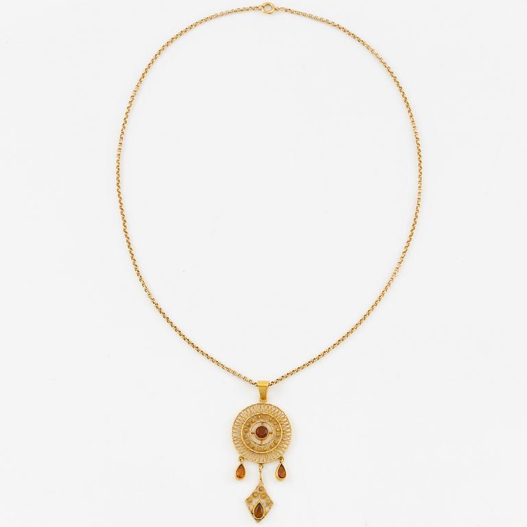 Hänge, 18K guld med filigran med citriner, Gustaf Dahlgren & Co, Malmö, 1912 , med kedja 18K guld.