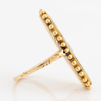 Ring, oval shape, 18K gold with black enamel and rose-cut diamond, 19th century.