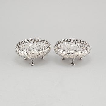 A pair of silver lattice bowls by E.S Barnsley & Co, Birmingham, 1916.