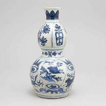 A blue and white kalebass shaped vase, Ming dynasty (1368-1644).