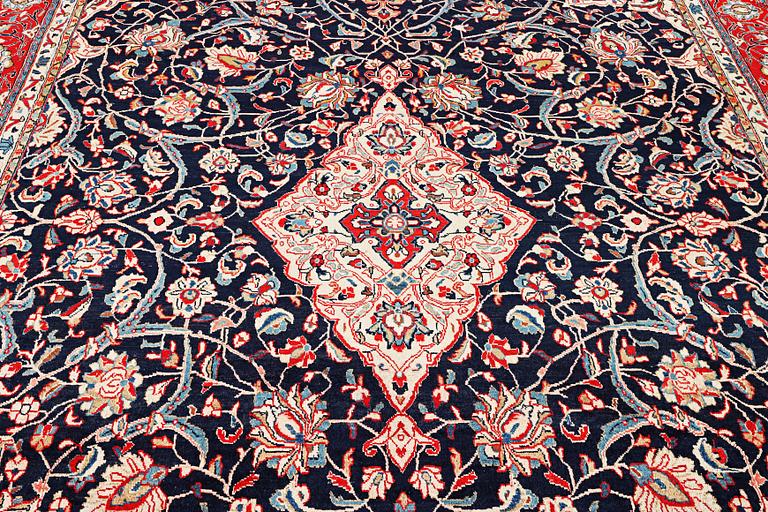 A Mahal carpet c. 375 x 263 cm.