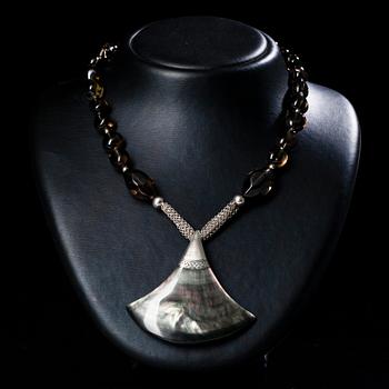 HALSSMYCKE, rökkvarts, pärlemor, silver. Claude Dasque Frankrike, 1900-talets slut.