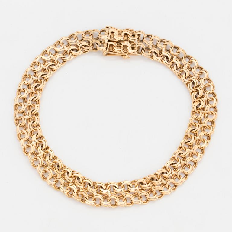 A BRACELET in 18K gold.