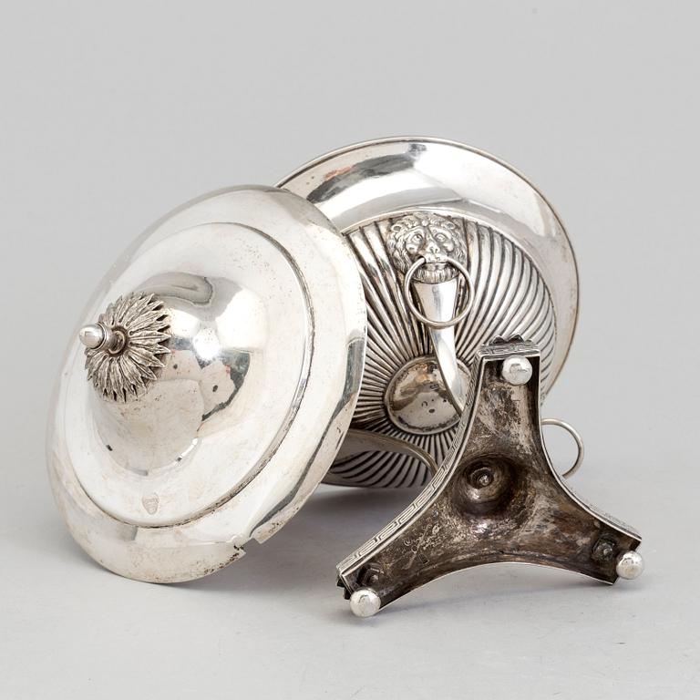 A silver sugar box by PETTER ANDERS SJÖGREN, Stockholm, 1820.