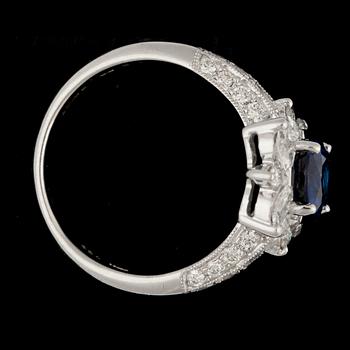 A blue sapphire, tot. app. 1.30 cts, and brilliant cut diamond ring, tot. app. 1 ct.