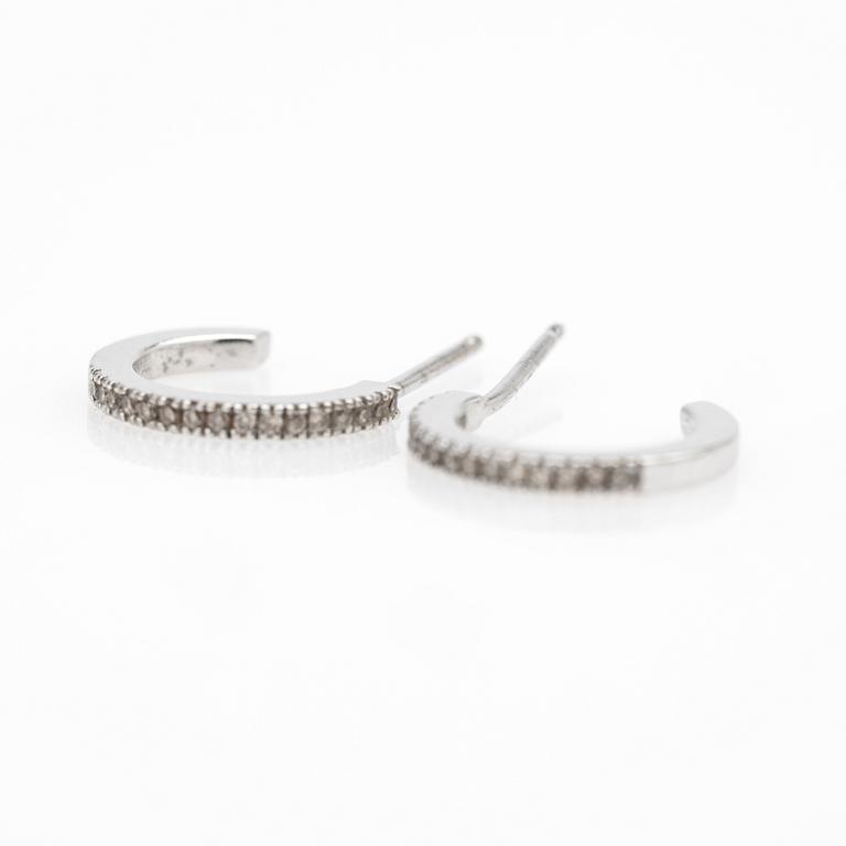 Earrings, a pair, with brown diamonds.