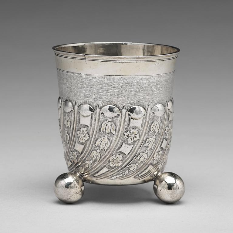 Icke identifierad mästarstämpel, bägare på kulfötter, silver, Moskva 1737.