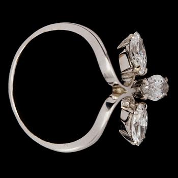 RING, tre navetteslipade diamanter, tot. 1.90 ct.