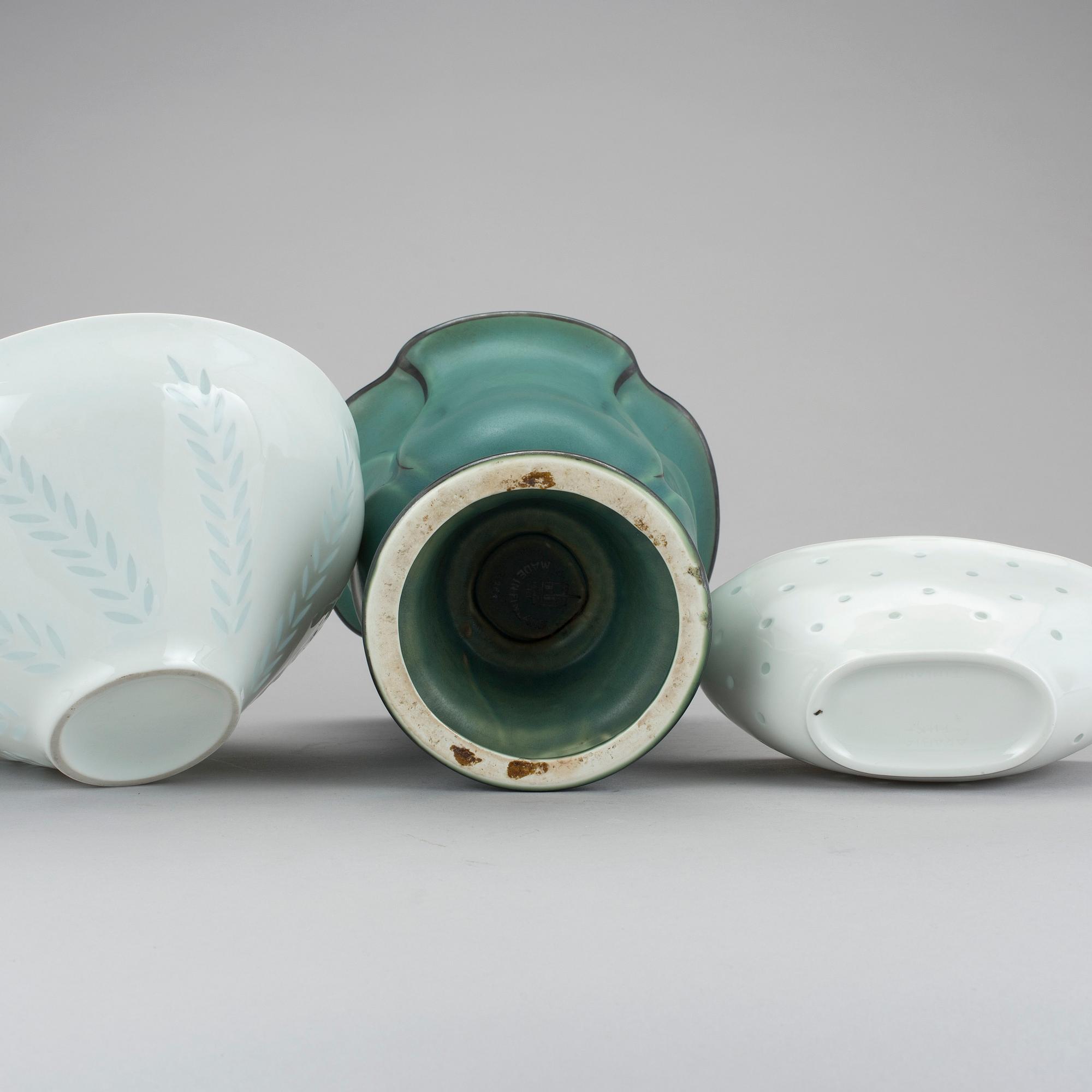 ARABIA, skålar 2 st och vas, bl a Friedl Holzer-Kjellberg, 1900-talets andra kvartal och tredje kvartal.