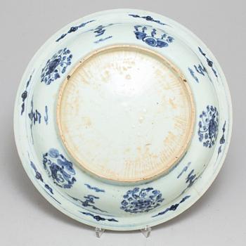 A blue and white serving dish, Ming dynasty (1368-1644).