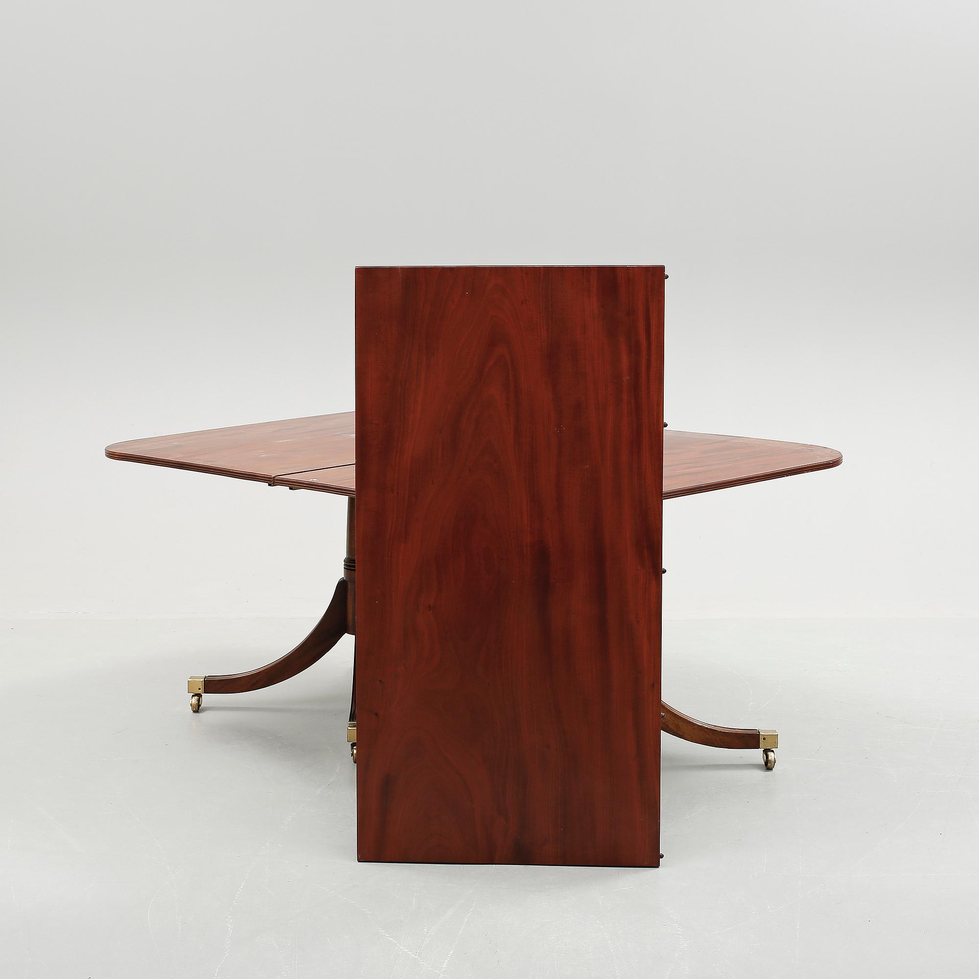 BORD + 1 iläggsskiva, mahogny, England, 1900-tal.