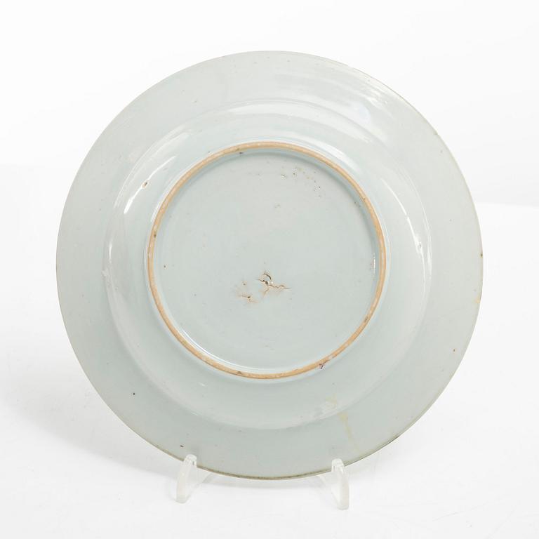 Bålskål, spilkum och bärtallrikar, ett par, porslin. Kina, Qingdynastin, 1700-tal.