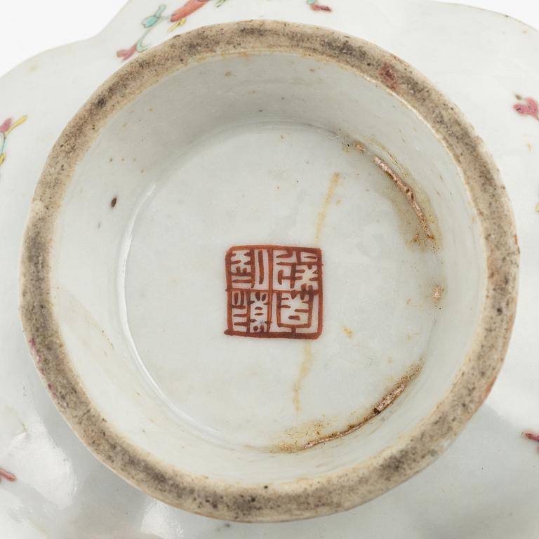 A louts shaped porcelain dish, late Qing Dynasty, around 1900.