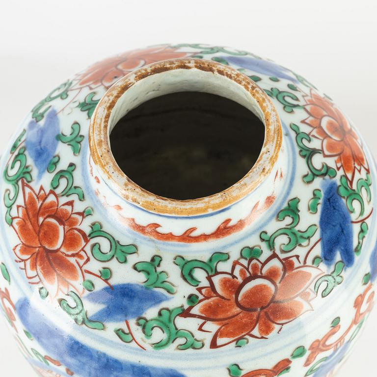 A Chinese wucai porcelain jar, 17th century.