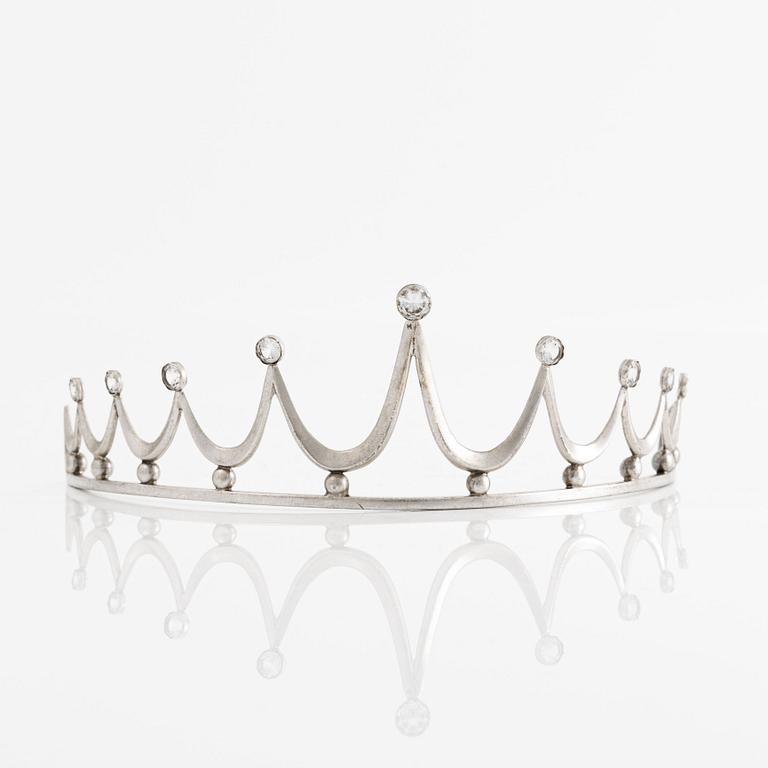 Tiara in silver with white stones.