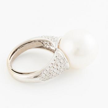 Ring, cocktail ring 18K white gold with a cultured South Sea pearl and brilliant-cut diamonds.