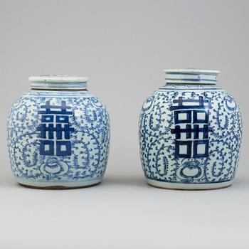 A pair of Chinese blue and white jars with covers, Qing dynasty, 19th century.