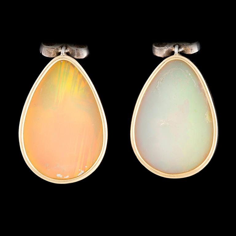 Ett par örhängen med droppformade opaler och gammalslipade diamanter.