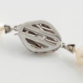 Pearl necklace, with cultured saltwater pearls, clasp in 18K white gold.