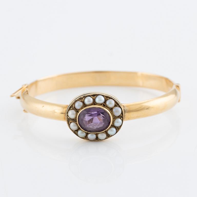 Armring, 18K gold with amethyst and pearls.