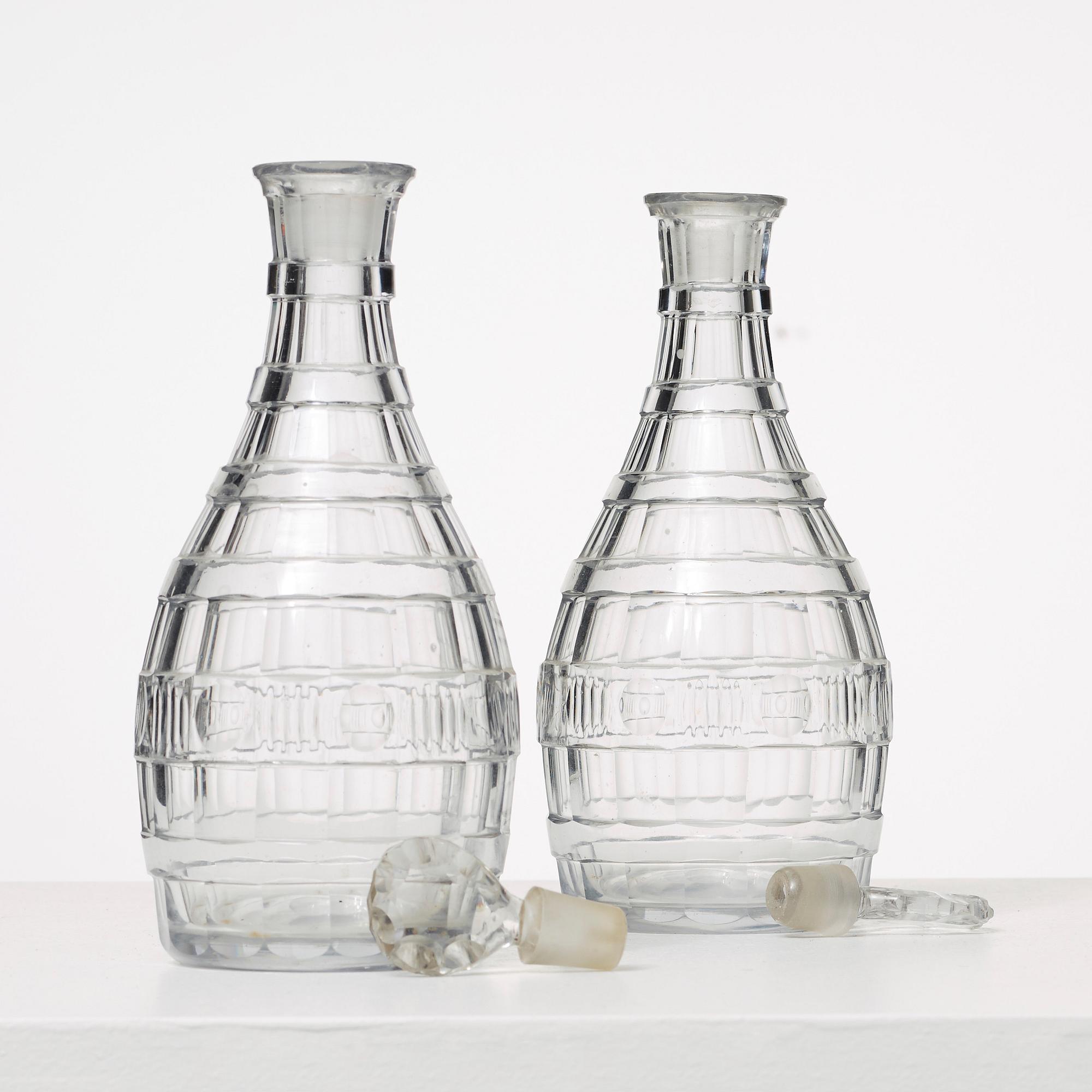 KARAFFER, ett par, glas, 1800-tal.