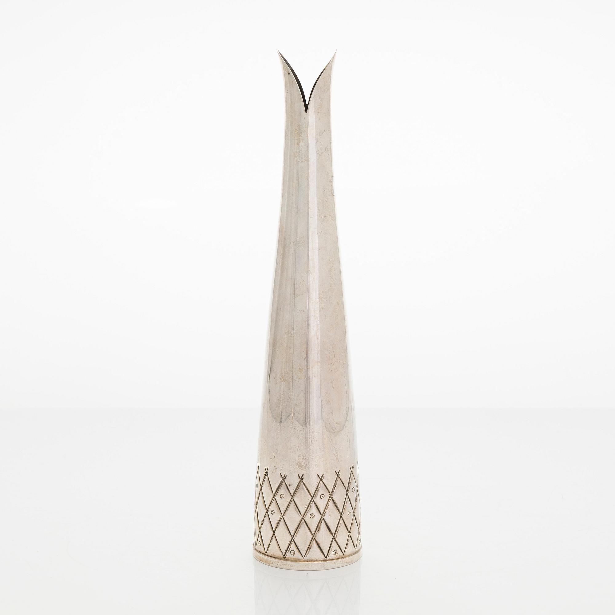 Anna-Greta Eker, maljakko, hopeaa, Auran Kultaseppä, Turku 1959.