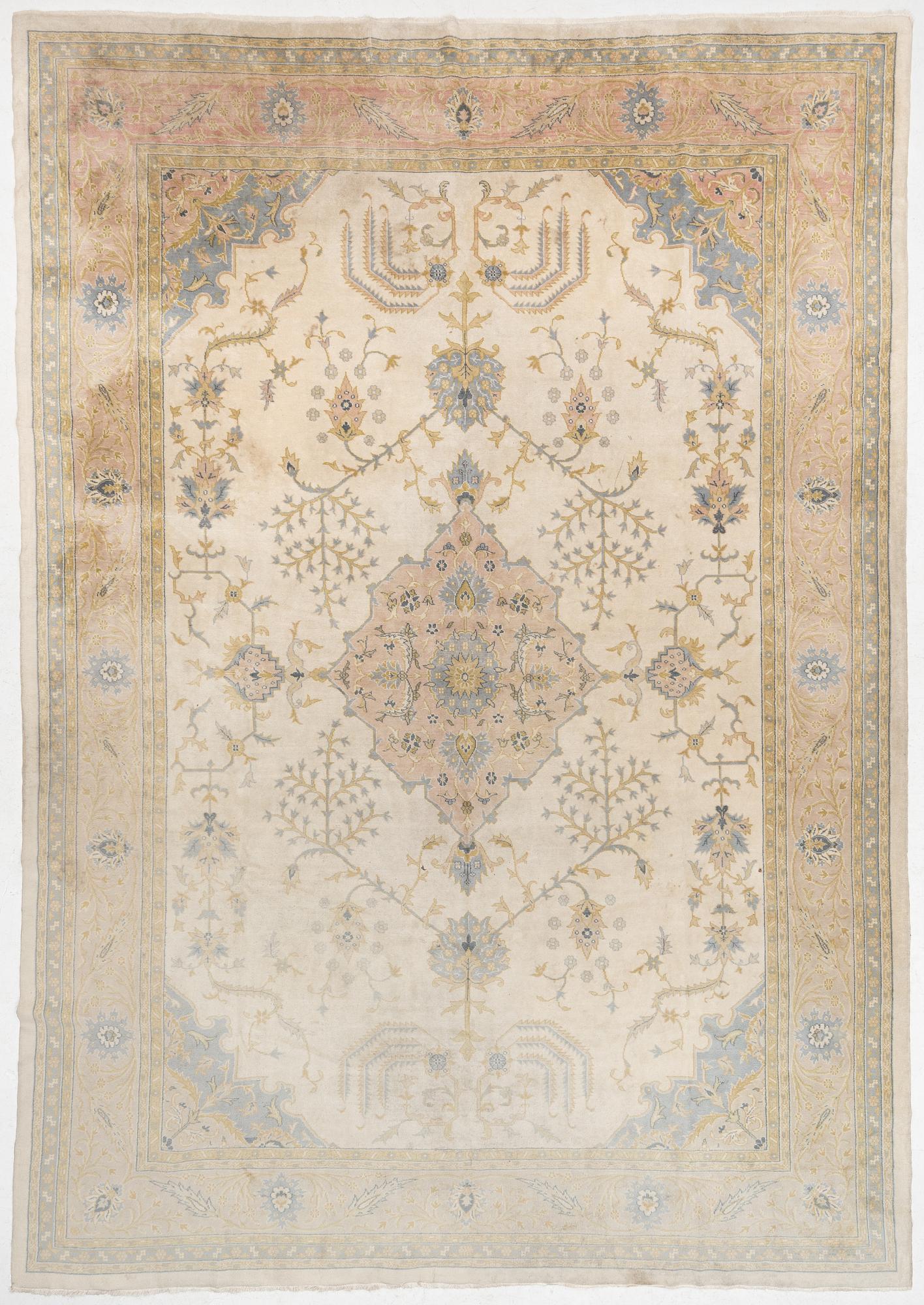Rug, Eastern Europe, Smyrna pattern. 520 x 355 cm.