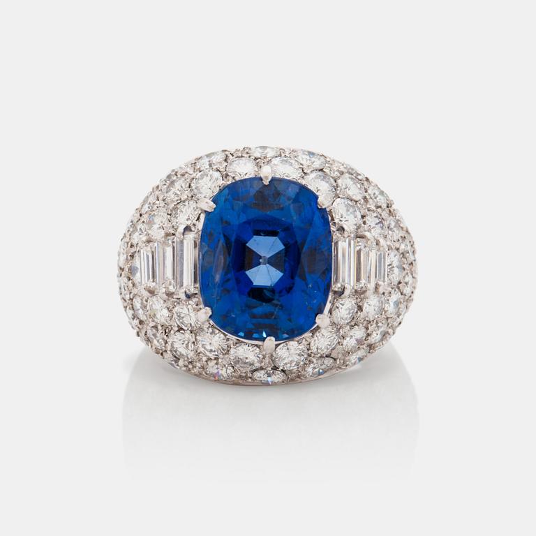 A 8.00 ct, "Trombino" sapphire ring with step- and brilliant-cut diamonds signed Bulgari. Certificate from GCS.