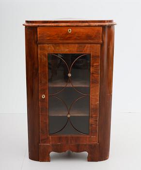 HÖRNVITRINSKÅP, Karl Johan, 1800-talets mitt.