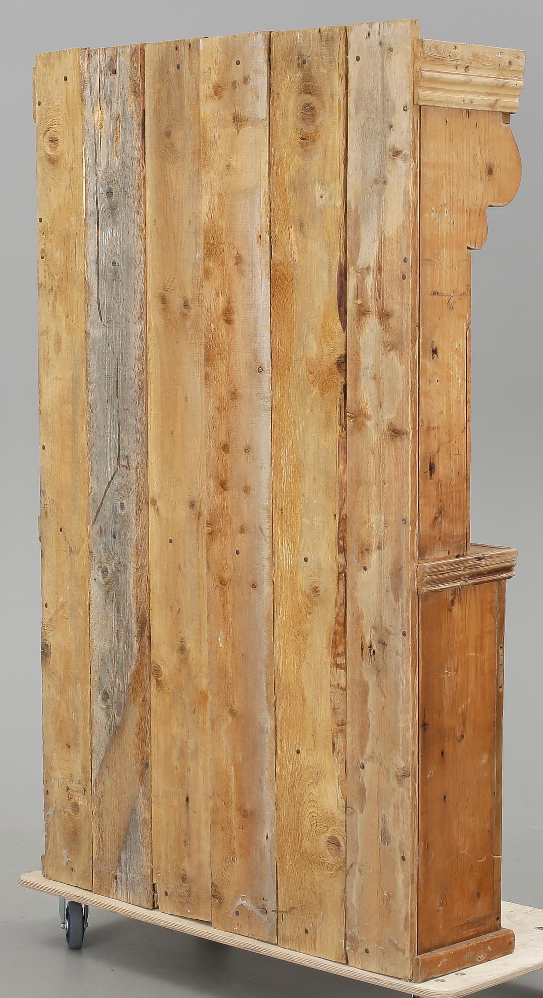 SKÅP MED TALLRIKSHYLLA, allmoge, 1800-tal.