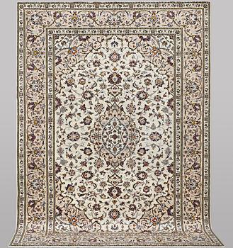 A carpet, Kashan, ca 298 x 197 cm.