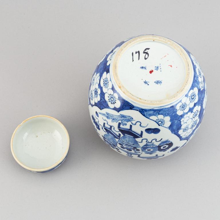 A blue and white jar with cover, Qing dynasty late 19th/early 20th century.