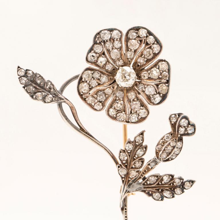 Brooch/pendant in the shape of a flower and thistle with old-cut diamonds.