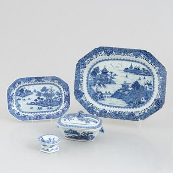 Four blue and white pieces of export porcelain, China, Qianlong (1736-95).