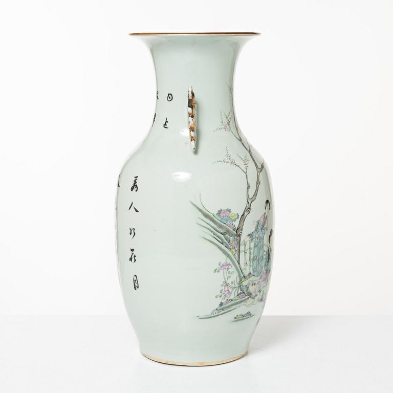 A porcelain vase, China, republic, 20th century.