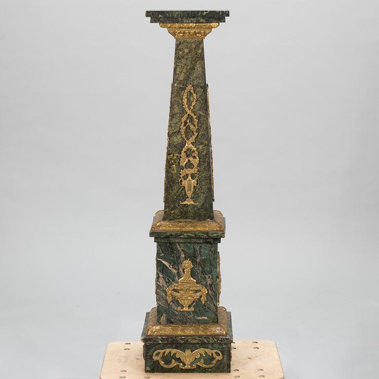 Piedestal, marmor, 1900-talets andra hälft.
