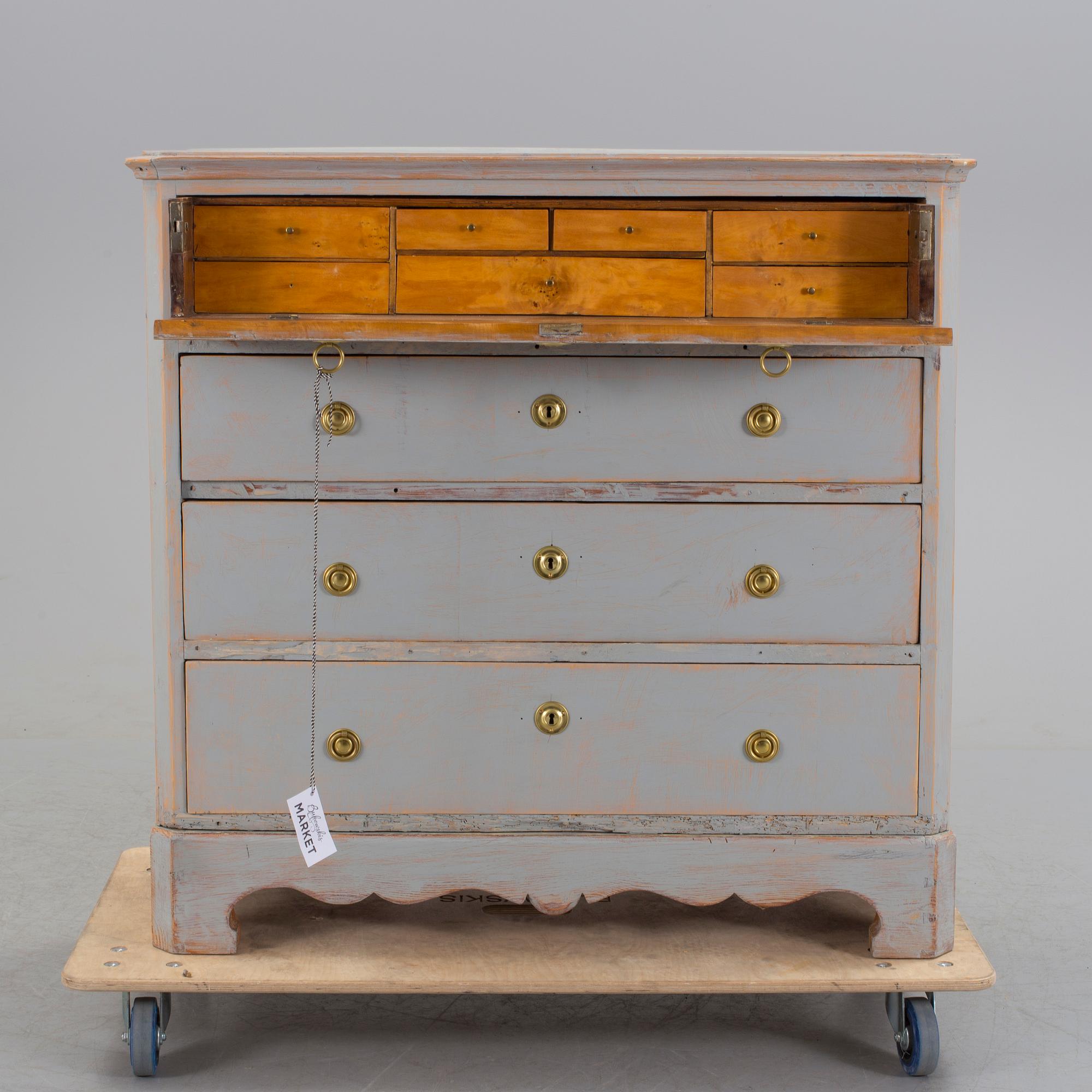 A early 1800s chest of drawers.