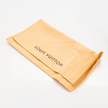 Louis Vuitton, a "Zippy" wallet.