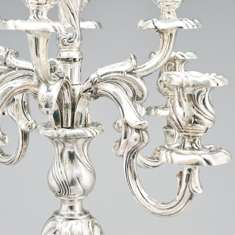Hermann Julius Wilm, kandelabrar, silver 750, ett par, Louis XV-stil, Berlin, omkring år 1900.
