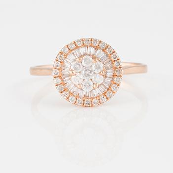 RING, 18K roséguld med baguette och briljantslipade diamanter ca 0.45 ct Vikt 2,1 gram.