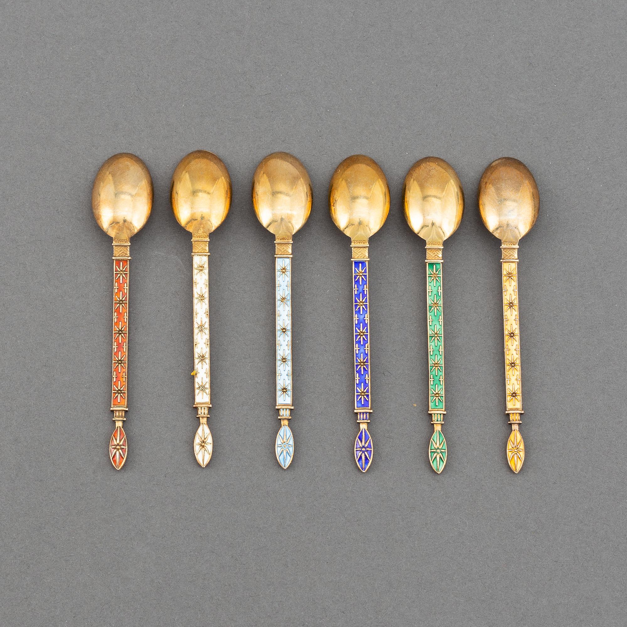 A mixed lot of 35 silver spoons, a tea strainer and two small dishes, parcel-gilt guilloché enamel, Norway, 20th century.