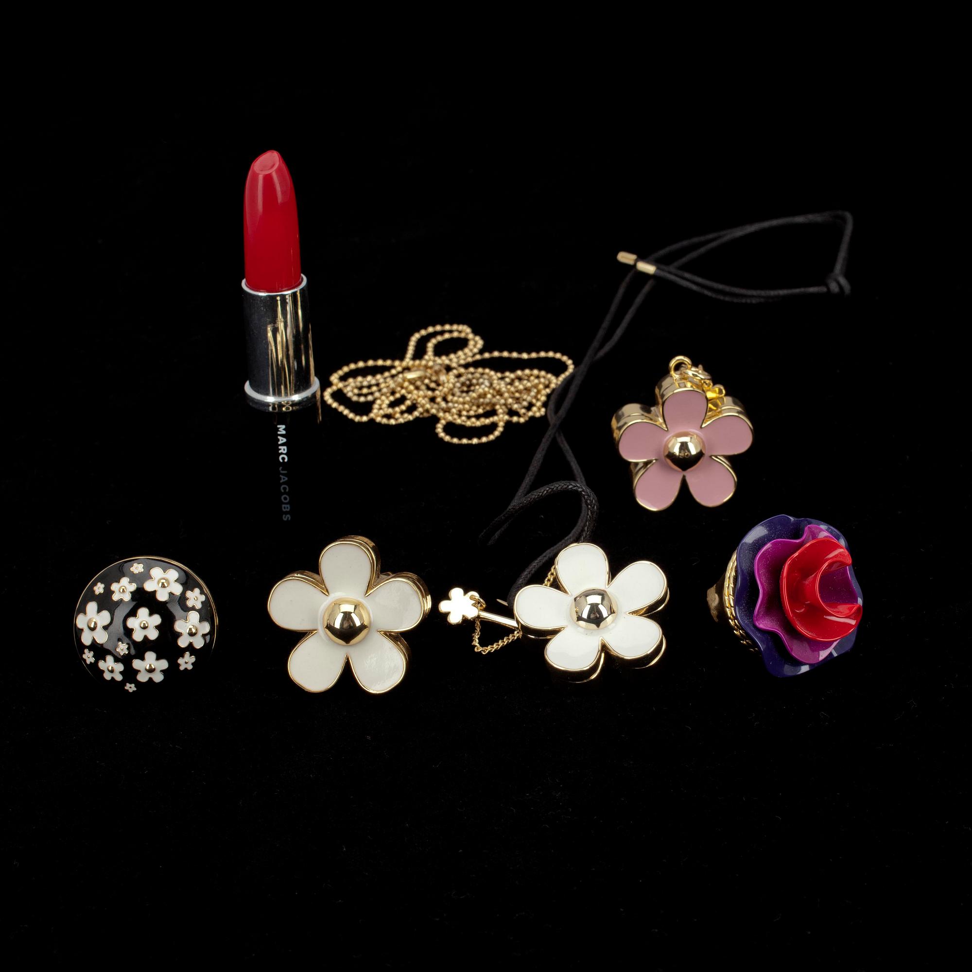 BIJOUTERIER / PARFYM, "Daisy", samt PENNA,  Marc Jacobs.