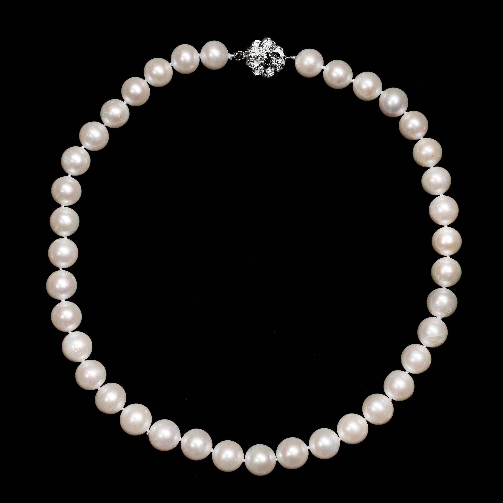 PÄRLCOLLIER, odlade pärlor med silverlås.