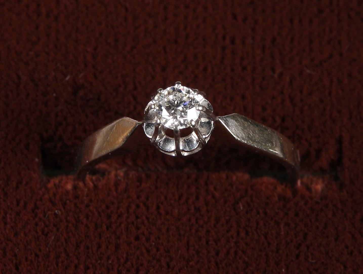 RING, 18 K vitguld och diamant 0.2 ct enl gravyr. Ca 2 g.