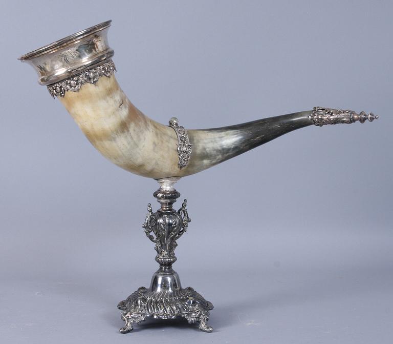 DRYCKESHORN, nysilver samt ben, 1800-talets andra hälft, stmplad "JMJ"?.