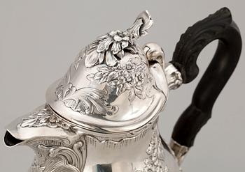 KAFFEKANNA, rokokostil, Axel Carlson, Stockholm. 1955. Kopia av Mikael Åströms mästerstycke från 1764. Vikt 1170 gram.