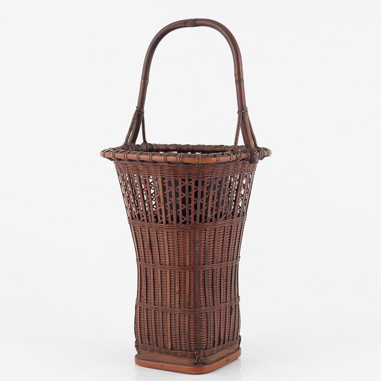 Korg, sotad bambu med insats av trä, Japan, Meiji, omkring år 1900, signerad Kom Tiku Sai.